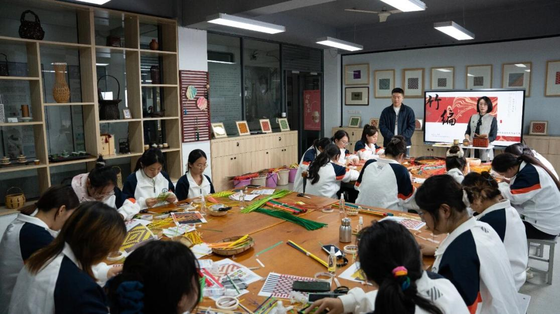 为非遗“添彩”，为青春“赋能”：江苏建院的文化育人新实践